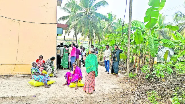 కష్టాలు కొనసాగుతున్నాయి 