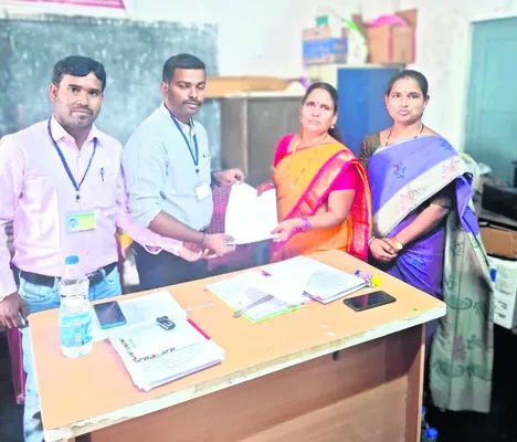 ఏకగ్రీవ సర్పంచులకు ధ్రువీకరణ పత్రాలు 