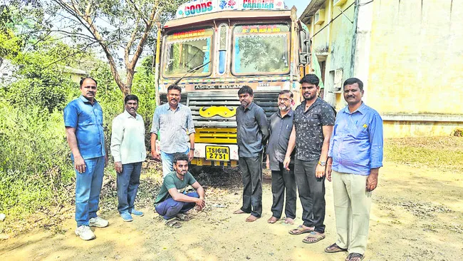 285 క్వింటాళ్ల రేషన్‌ బియ్యం పట్టివేత 