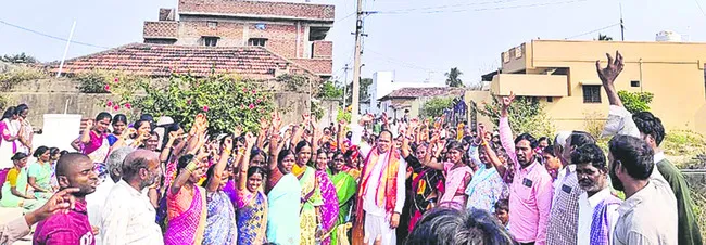 భారీ జనసందోహంతో వచ్చి.. 