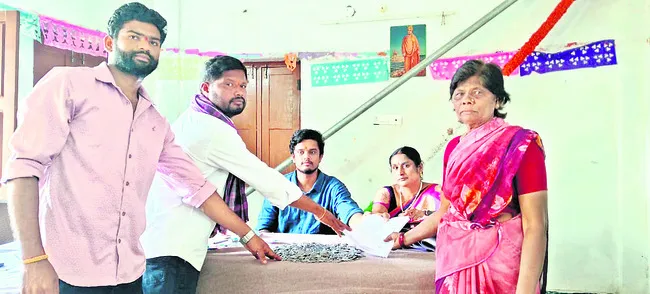 నామినేషన్‌ రుసుముగా  రూపాయి నాణేలు