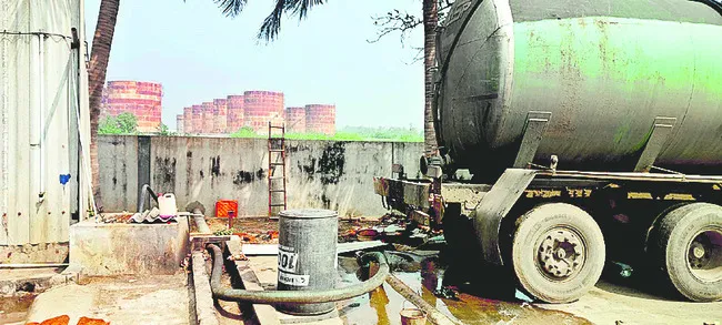 సముద్రంలోకి కెమికల్‌ వ్యర్థాలు