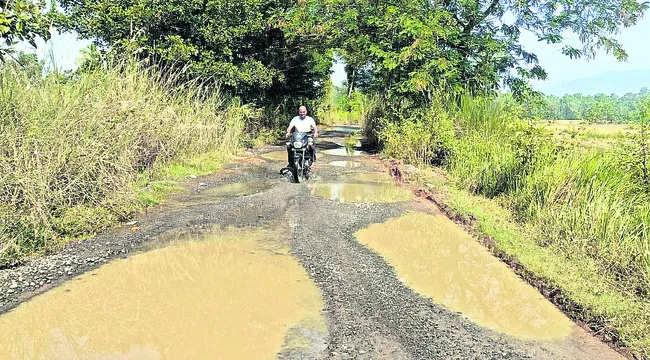 అడుగుకో గుంత..   రాకపోకలకు చింత 