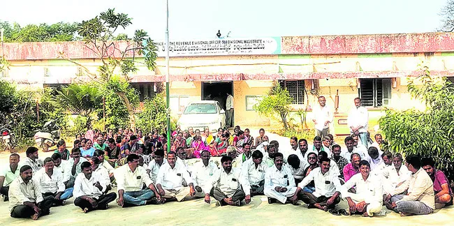 ఏకగ్రీవం.. వివాదం