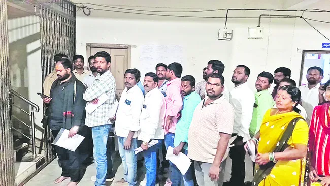 సర్పంచ్‌లకు 235 వార్డులకు 1,350