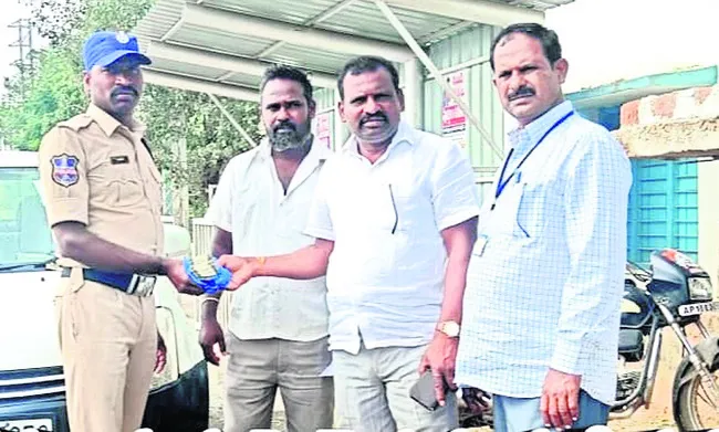 పోలీసుల తనిఖీల్లో నగదు పట్టివేత 