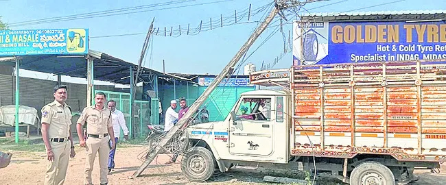 విద్యుత్‌ స్తంభాన్ని ఢీకొన్న బొలెరో