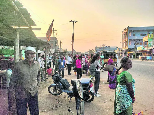 ప్రయాణికుల పడిగాపులు