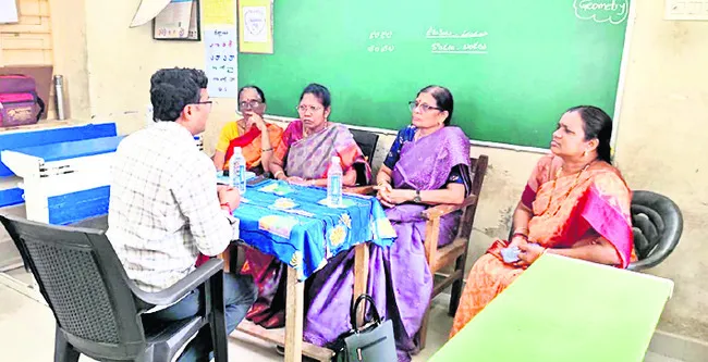 విద్యార్థినితో ఉపాధ్యాయుడి అసభ్య ప్రవర్తన 