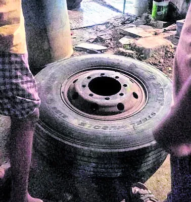 ఊడిన ఆర్టీసీ బస్సు చక్రం 