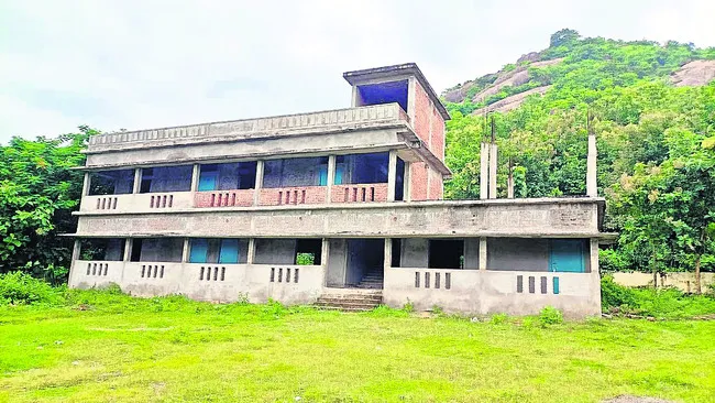 పూర్తిచేసేదెన్నడు?  
