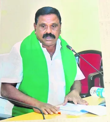 ఇళ్లకు వెళ్లే ధైర్యం లేక..