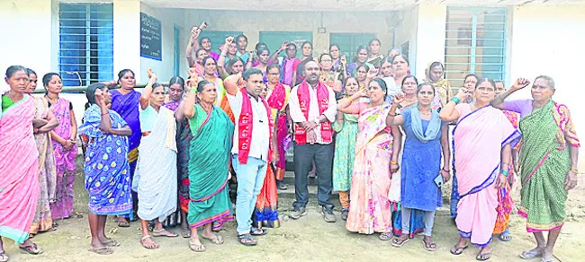 టీచర్‌పై చర్యలు  తీసుకోవాలని ధర్నా
