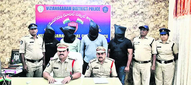 దోపిడీ కేసును ఛేదించిన పోలీసులు