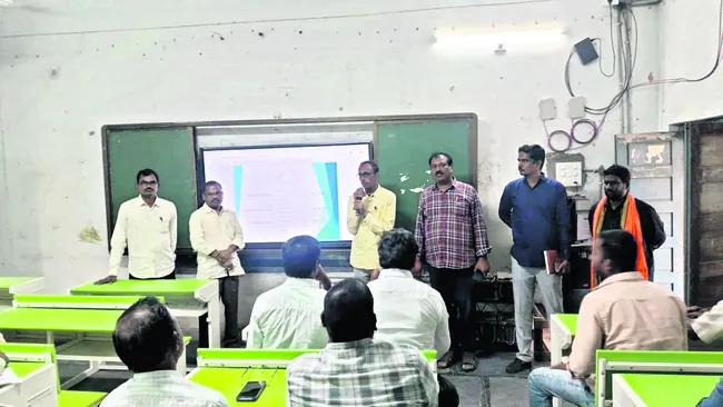 ఎన్నికల సిబ్బందికి శిక్షణ 
