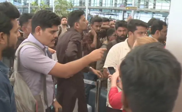 శంషాబాద్ ఎయిర్‌ పోర్టులో ఉద్రిక్తత