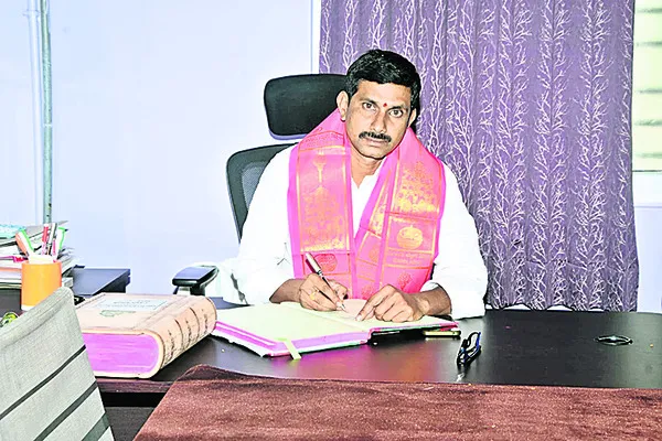 నూకాంబిక అమ్మవారి ఆలయ ఈవోగా యాళ్ల శ్రీధర్‌ 