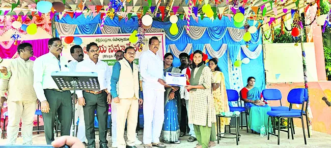 విద్యార్థుల భవిష్యత్తుకు బాటలు వేయండి