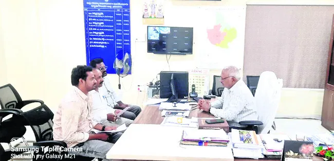 సోషల్‌ మీడియాకు దూరంగా ఉండాలి 