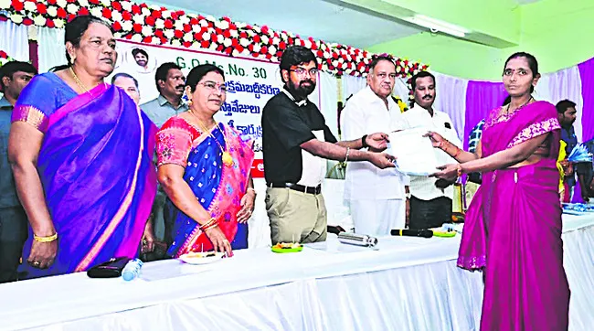 నిషేఽధిత భూముల అర్జీలు ఆన్‌లైన్‌లో సమర్పించాలి 