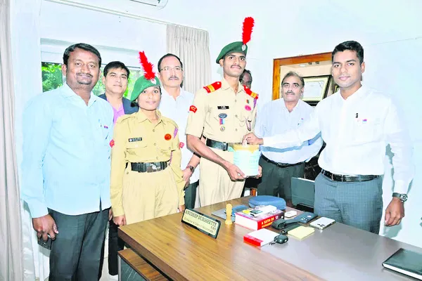 సైనిక అమరుల కుటుంబాలకు అండగా నిలుద్దాం