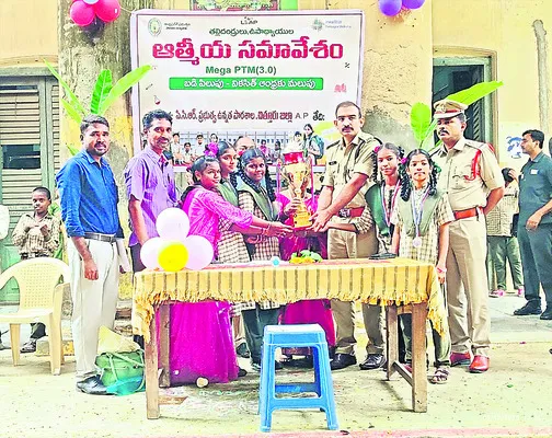 పిల్లల ప్రవర్తనపై నిఘా ఉంచాలి 