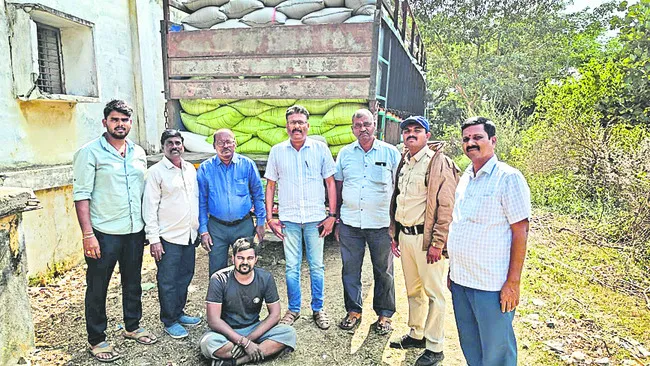 రేషన్‌ బియ్యం లారీ పట్టివేత