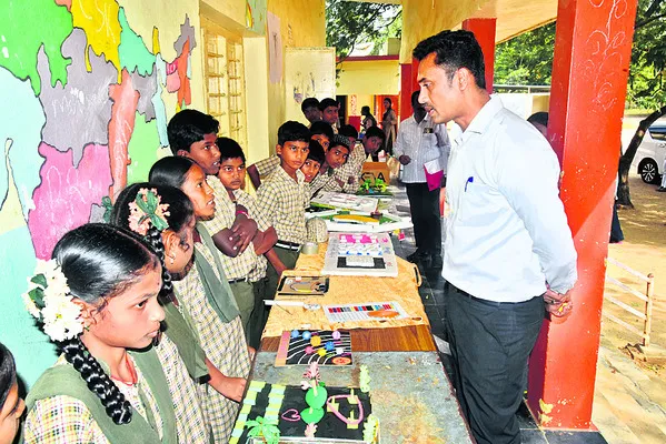 విద్యార్థుల భవితకు బాటలు వేయాలి 