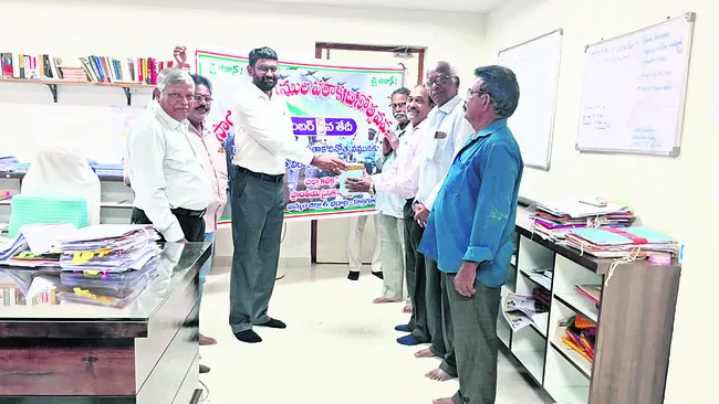 పతాక నిధికి కలెక్టర్‌  తొలి విరాళం