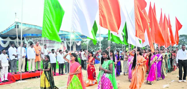 అట్టహాసంగా..! 