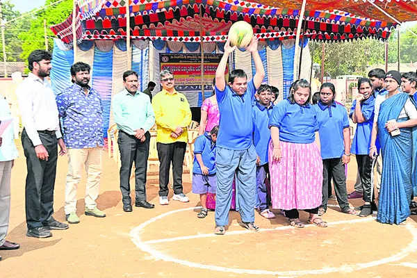 దివ్యాంగులను ప్రోత్సహించాలి