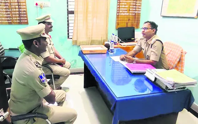 నిబంధనల ప్రకారం నామినేషన్లు స్వీకరించాలి