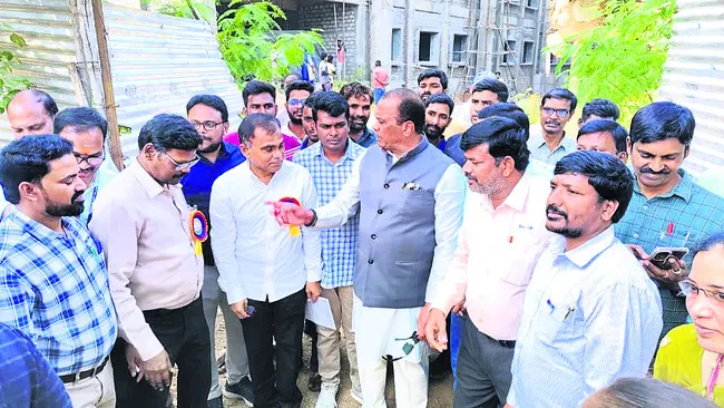 భవన నిర్మాణ పనులు త్వరగా పూర్తిచేయాలి