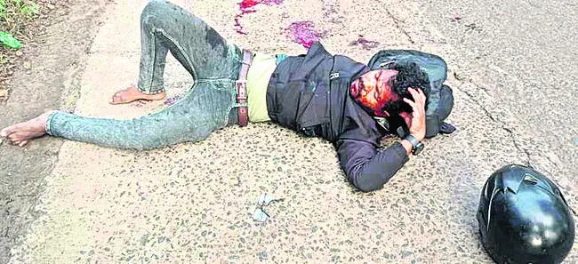 రోడ్డుప్రమాదంలోయువకుడికి గాయాలు
