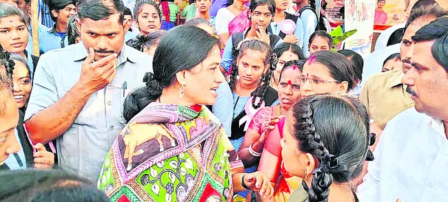 మేడం గారూ మధ్యాహ్న  భోజనం తినలేకపోతున్నాం.. 