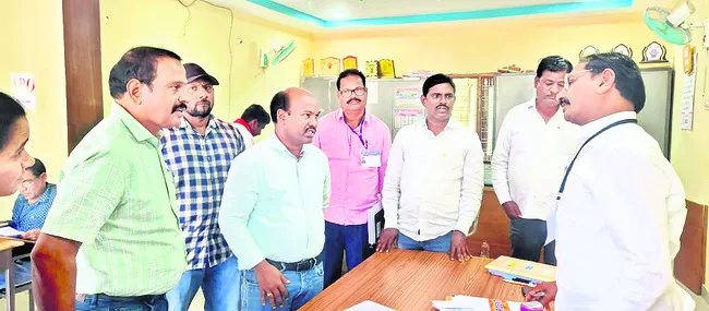 ఎన్నికల సిబ్బంది అప్రమత్తంగా ఉండాలి
