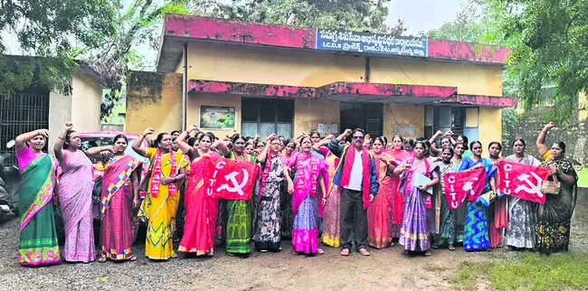 వేతనాలు చెల్లించకుంటే బతికేదెలా? 