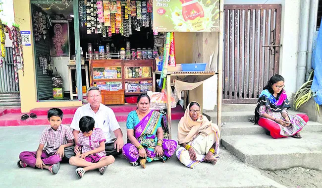 అప్పు చెల్లించాలని బైఠాయింపు