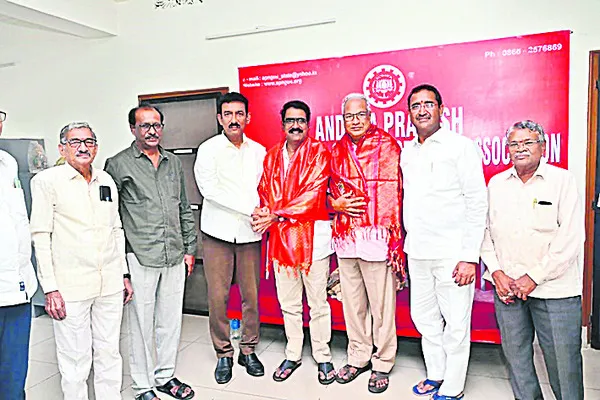 ట్రెజరీ ద్వారా పెన్షన్లు చెల్లించాలి 