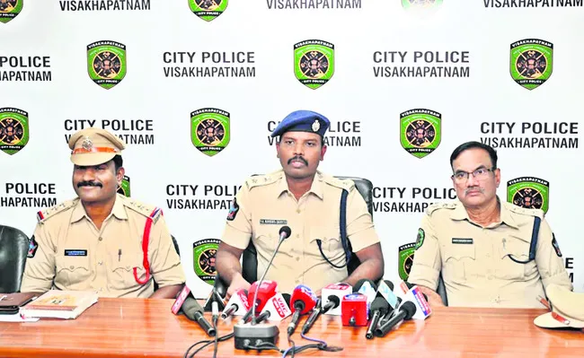 డిపాజిట్లు మళ్లించి.. ఆస్తులు కూడబెట్టి..