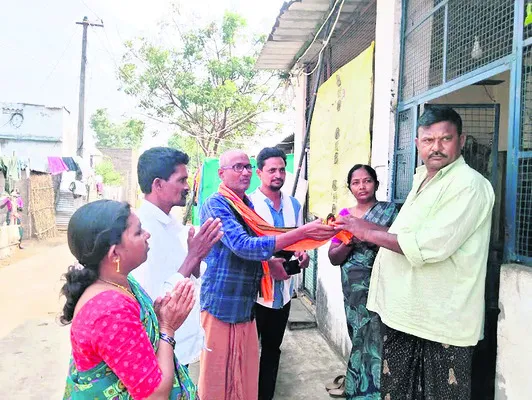 నామినేషన్‌ ఫీజు కోసం భిక్షాటన