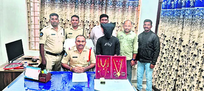 చోరీ కేసుల్లో నిందితుడు అరెస్టు 