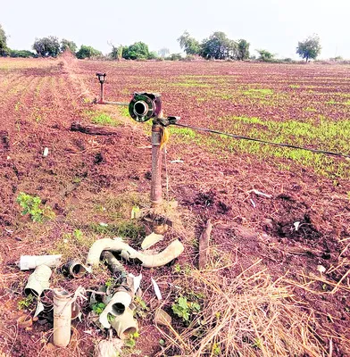 పైపులు ధ్వంసం చేసి.. స్టార్టర్‌ అపహరించి..