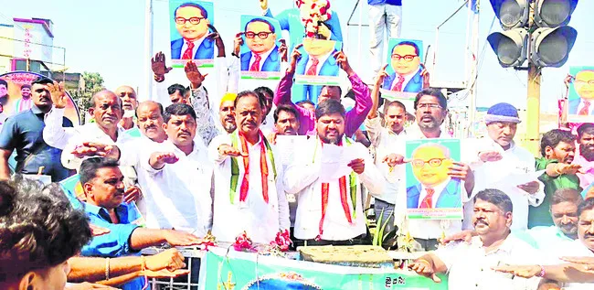 అంబేడ్కర్‌కు నివాళి