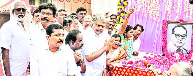 అంబేడ్కర్‌కు నివాళి 