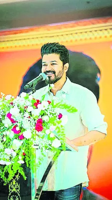 విజయ్‌ వైపు నేతల చూపు