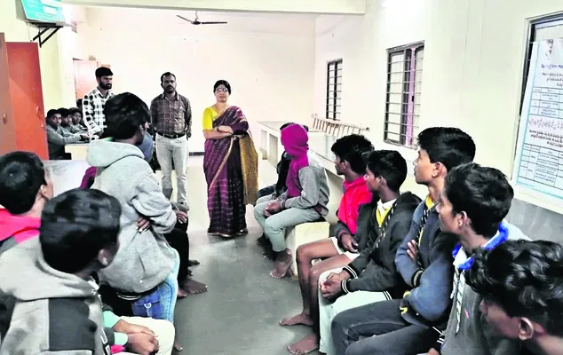 విద్యార్థులపై ప్రత్యేక శ్రద్ధ వహించాలి 