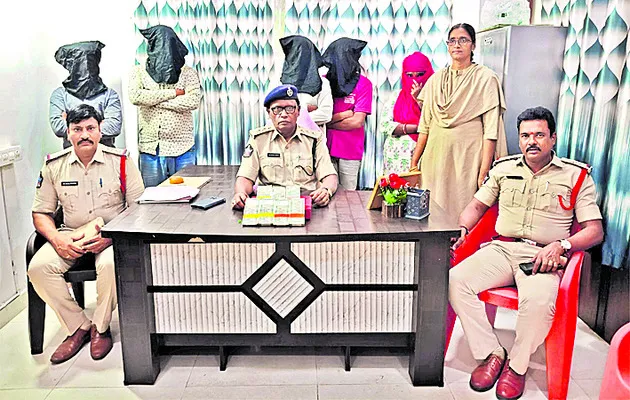 చోరీ కేసులో నిందితులు అరెస్టు 