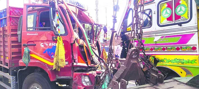 అదుపుతప్పిన వ్యాన్‌ 