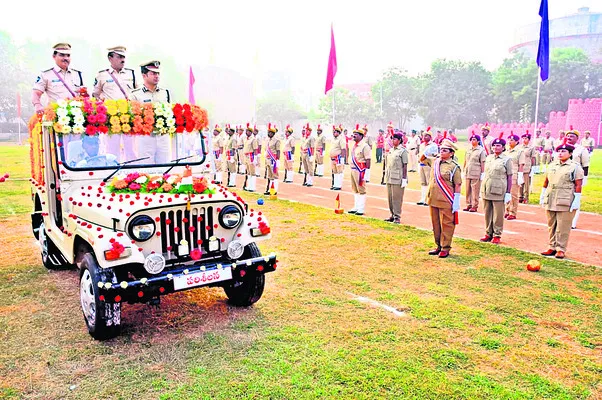 పోలీసు ప్రతిష్ట పెంచేలా పనిచేయండి